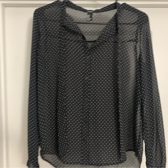 Forever 21–Black & White polka dot button up blouse with tie collar. Size S - Picture 4 of 13